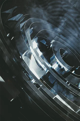 Photographie d'architecture, Citadium de Lille, reflets de vitres et de nuages sur métal chromé.