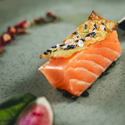 Photographie culinaire, saumon frais, chips de mangue, vinaigre de figue.